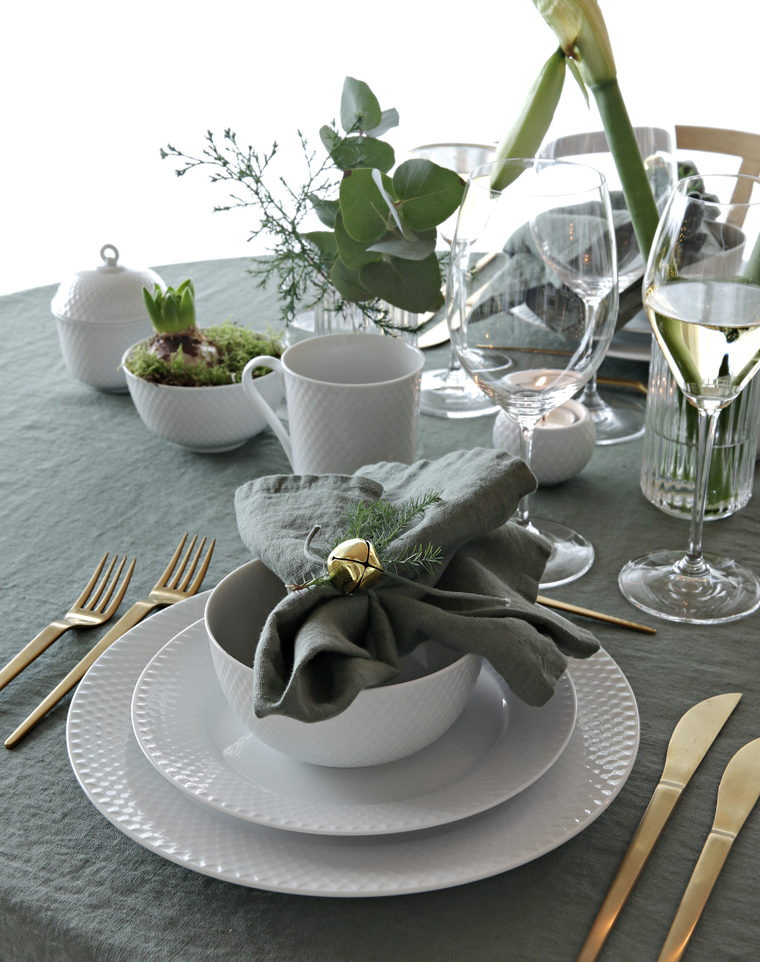 Green-Christmas-table-setting