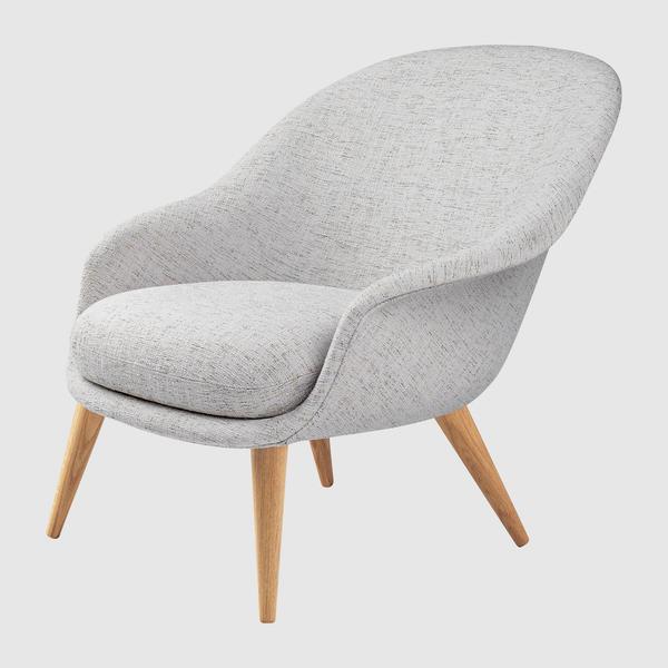 Крісло GUBI Bat Lounge Chair - Fully Upholstered, Low back, Wood base. Изображение 1