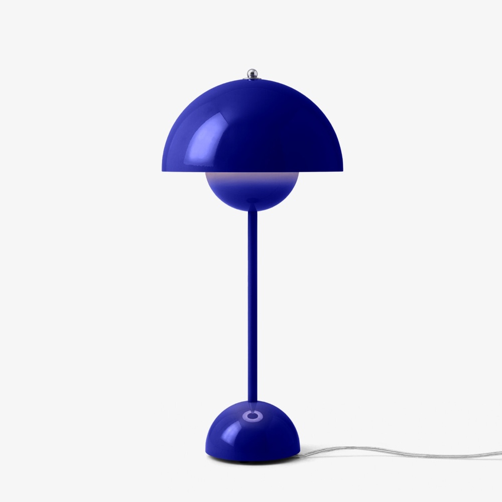 Настільний світильник Flowerpot VP3 Verner Panton  1968 в кольорі Cobalt Blue від &Tradition. Изображение 1