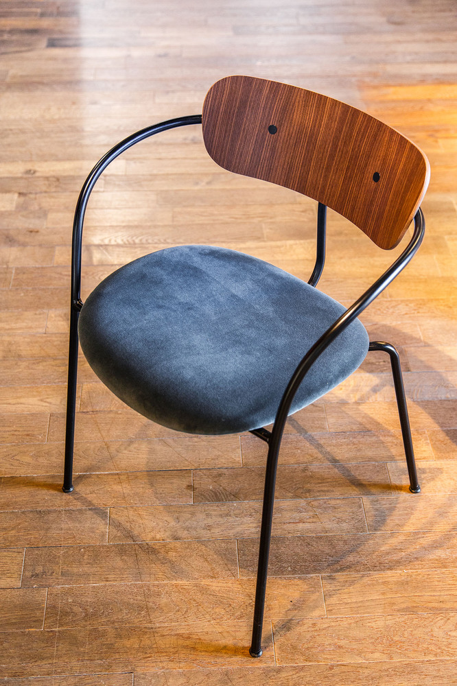 Стілець &Tradition Pavilion Chair AV4 Walnut/black fitting, armrest velvet 10 twilight. Изображение 1