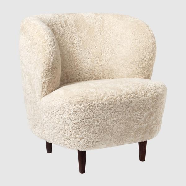 Крісло GUBI Stay Lounge Chair - Small, with wood legs, Sheepskin upholstery